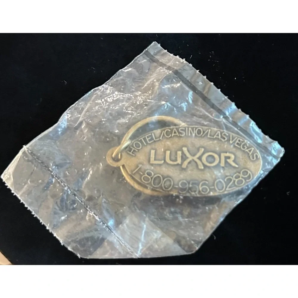 Luxor‎ Hotel Casino Las Vegas Oval Brass Tone Keychain Excellent Condition NOS